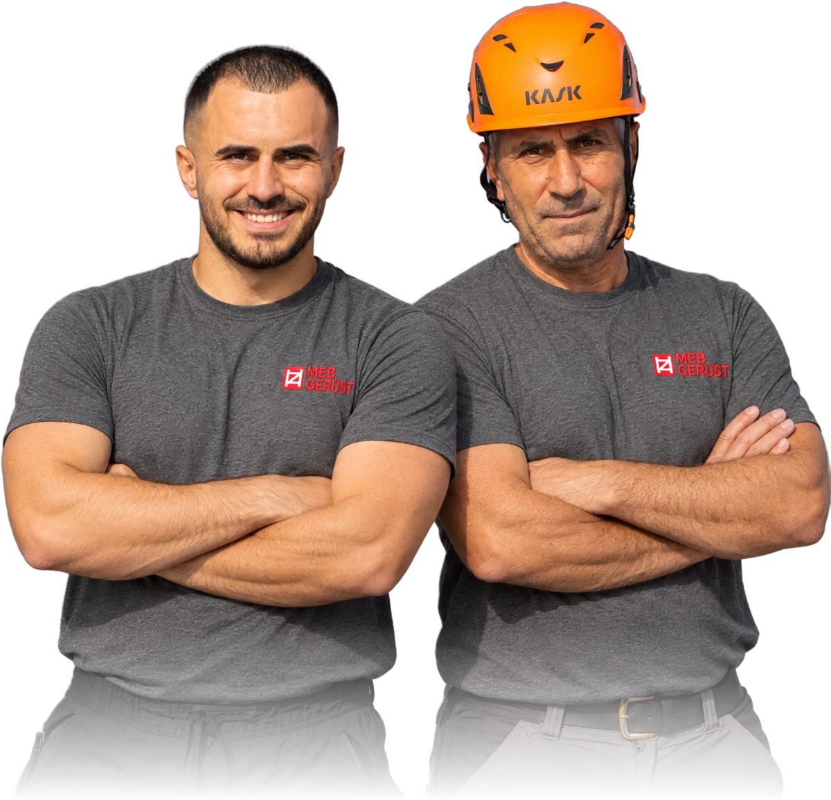 Zwei Gerüstbauer von MEB Gerüst im grauen Firmenshirt mit verschränkten Armen, einer mit orangem Helm